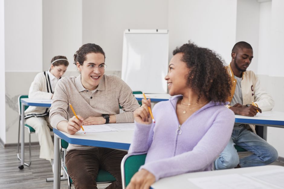 Studentin mit Laptop und Kopfhörern beim Deutschlernen